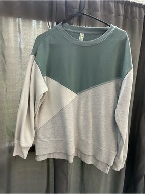 Women’s Green Tea Colorblock Crewneck Sweatshirt - Green & Light Gray